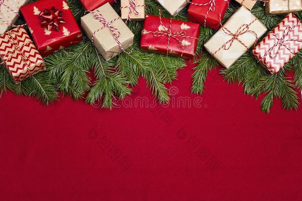 圣诞节背景和冷杉树枝和礼物向红色的布波黑