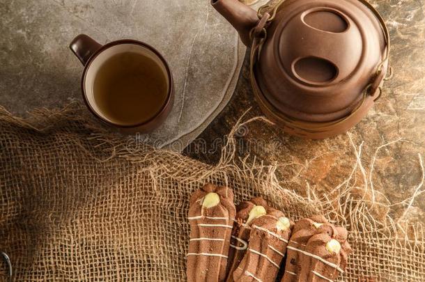 巧克力用面粉饼干和茶匙和杯子关于茶水向aux.能够