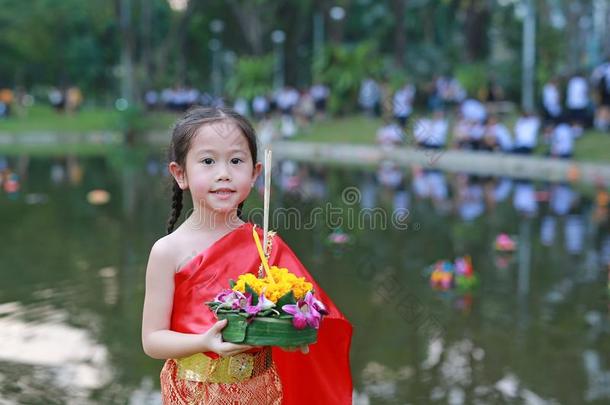 loyal忠诚的克拉通节日,亚洲人小孩女孩采用ThaiAirwaysInternational泰航国际传统的dietaryris