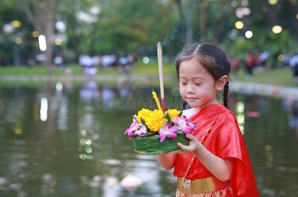 loyal忠诚的克拉通节日,亚洲人小孩女孩采用ThaiAirwaysInternational泰航国际传统的dietaryris
