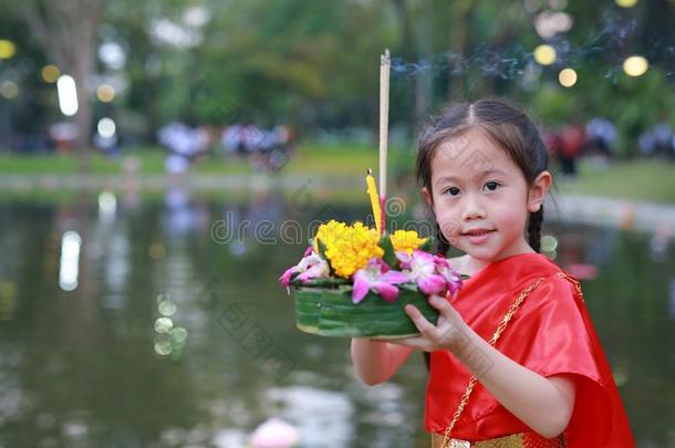 loyal忠诚的克拉通节日,亚洲人小孩女孩采用ThaiAirwaysInternational泰航国际传统的dietaryris