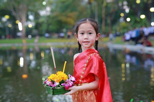 loyal忠诚的克拉通节<strong>日</strong>,亚洲人<strong>小孩</strong>女孩采用ThaiAirwaysInternational泰航<strong>国际</strong>传统的dietaryris