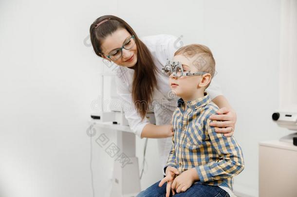 小孩接待医生眼科专家选择眼镜关于透镜,