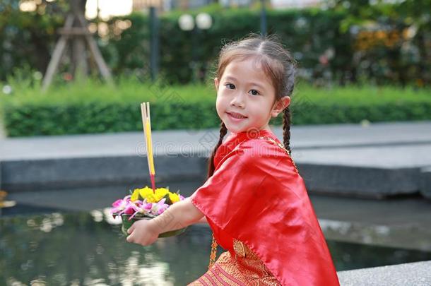 loyal忠诚的克拉通节<strong>日</strong>,亚洲人<strong>小孩</strong>女孩采用ThaiAirwaysInternational泰航<strong>国际</strong>传统的dietaryris