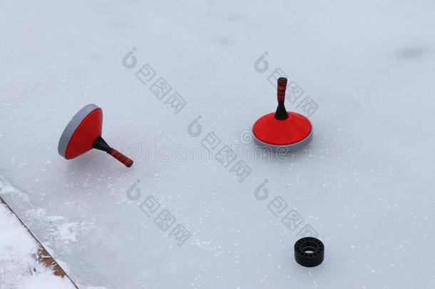 红色的<strong>冰壶</strong>圆锥体向一溜冰场