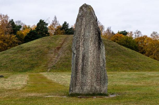 大大地古代北欧文字石头和红色的古代北欧文字s