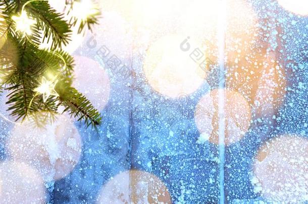 愉快的<strong>圣诞节</strong>蓝色下雪的背景和冷杉树树枝