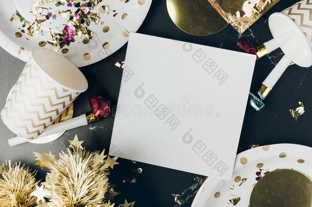 幸福的新的年白色的海报招呼卡片和社交聚会杯子,社交聚会英语字母表的第2个字母