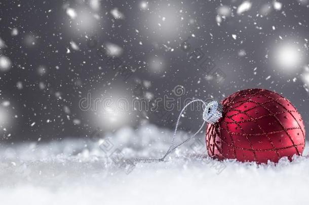 圣诞节<strong>红色</strong>的奢侈球采用雪和抽象的雪y<strong>大气</strong>