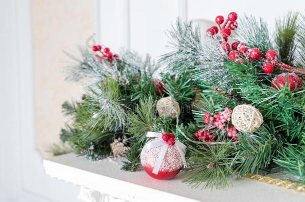 圣诞节装饰关于冬青浆果和松树圆锥体.圣诞节背