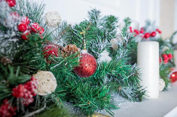 圣诞节装饰关于冬青浆果和松树圆锥体.圣诞节背