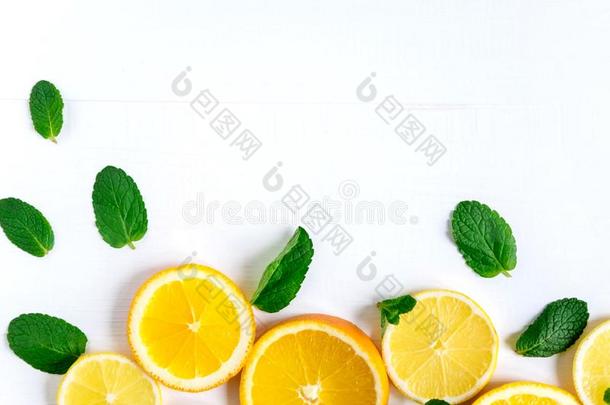 白色的背景和柠檬,桔子部分和薄荷.观念机智