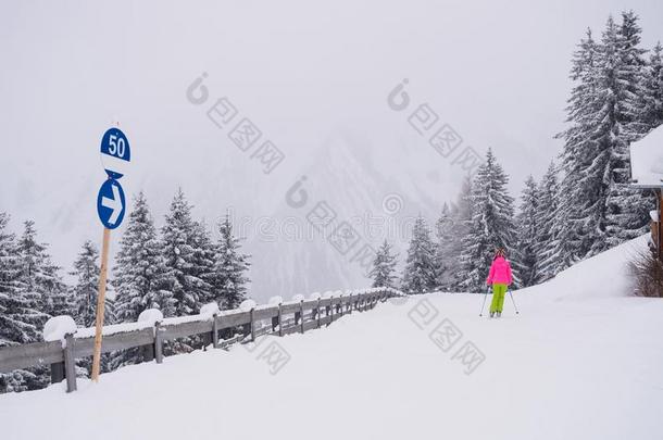 小孩滑雪向狭隘的滑雪道