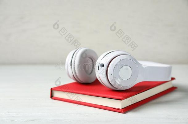 现代的耳机和精装书书