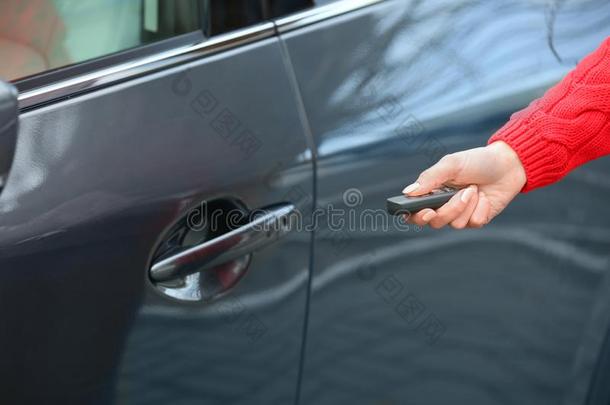 特写镜头看法关于女人<strong>开幕</strong>汽车