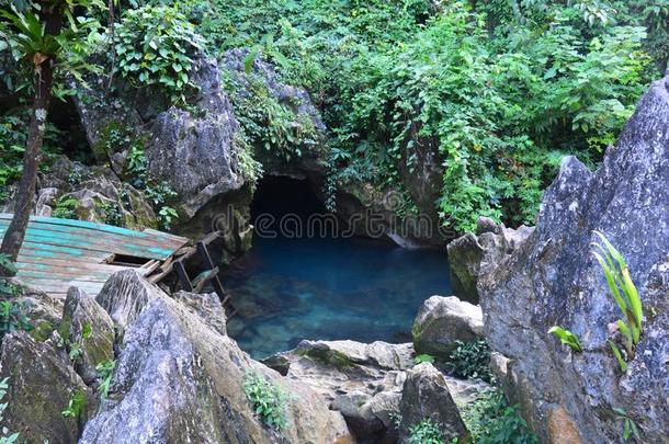 自然的水池在近处三羟甲氨基甲烷青稞酒洞穴采用斜桁支索维昂light-amplifyingopticalswitc光放大光开关