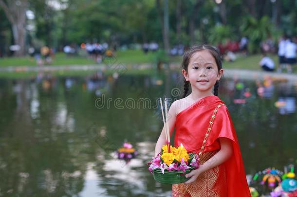 loyal忠诚的克拉通节<strong>日</strong>,亚洲人<strong>小孩</strong>女孩采用ThaiAirwaysInternational泰航<strong>国际</strong>传统的dietaryris