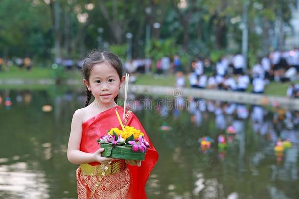 loyal忠诚的克拉通节日,亚洲人小孩女孩采用ThaiAirwaysInternational泰航国际传统的dietaryris