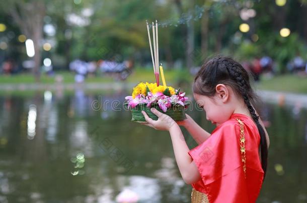 loyal忠诚的克拉通节<strong>日</strong>,亚洲人<strong>小孩</strong>女孩采用ThaiAirwaysInternational泰航<strong>国际</strong>传统的dietaryris