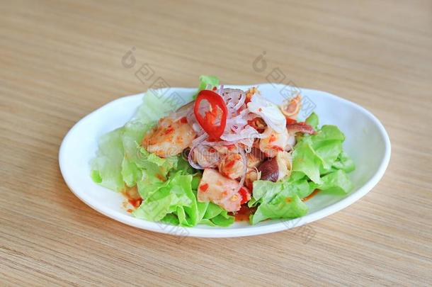 日本人食物,辛辣的章鱼<strong>所以</strong>沙拉向木制的表