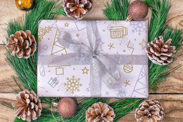 圣诞节赠品包,赠品纸,赠品盒,冷杉树,和反对票