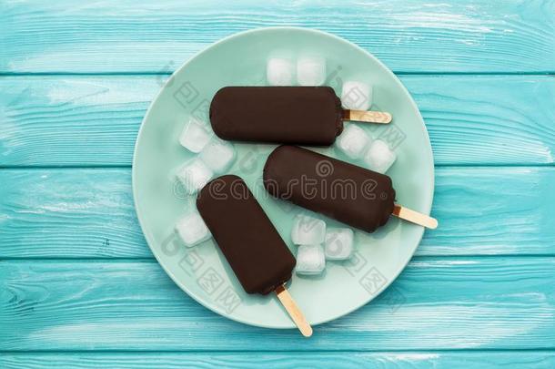 巧克力冰乳霜向一光蓝色b一ckground