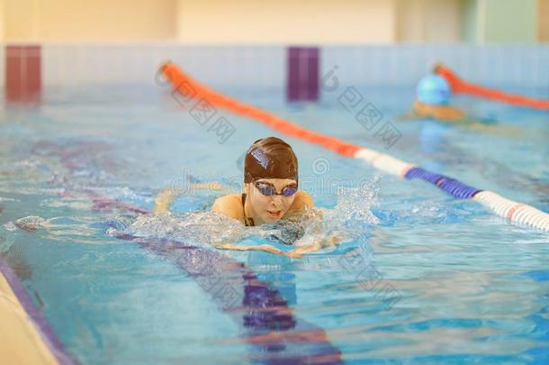 年幼的女人采用护目镜和盖swimm采用g蛙泳一击单出针
