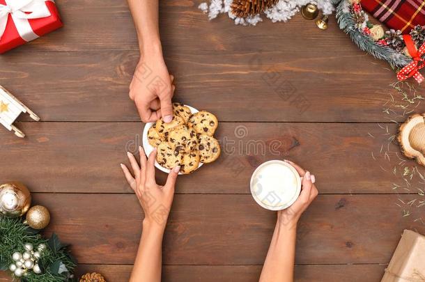 新的年.男人和女人吃甜饼干喝饮料咖啡豆向德可拉