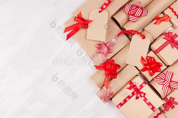 圣诞节礼物背景-各种各样的手艺纸礼物和红色的