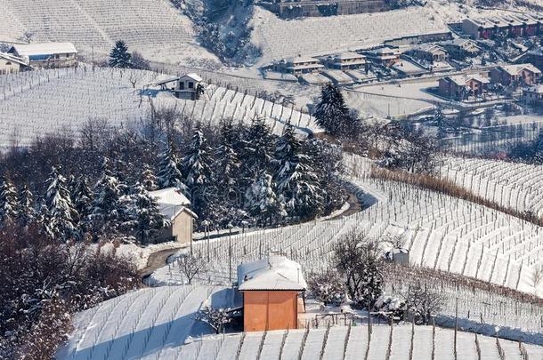 小的房屋向下雪的小山采用意大利