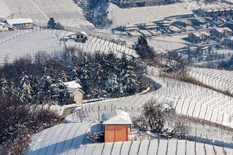 小的房屋向下雪的小山采用意大利图片