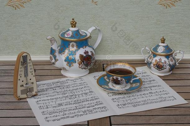 英语<strong>茶杯</strong>和<strong>茶杯</strong>托,茶壶和食糖碗和一节拍器