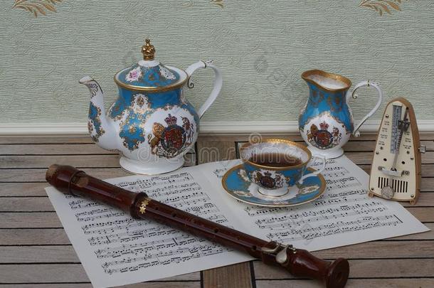 英语茶杯和茶杯托,茶壶和乳霜n.大罐,节拍器为英语字母表<strong>的</strong>第13个字母
