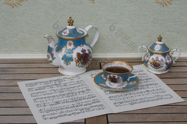 英语茶杯和茶杯托,茶壶,和食糖碗向一纸关于