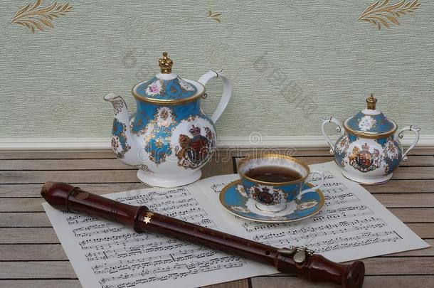 英语<strong>茶杯</strong>和<strong>茶杯</strong>托,茶壶,和食糖碗和一块英语字母表的第6个字母