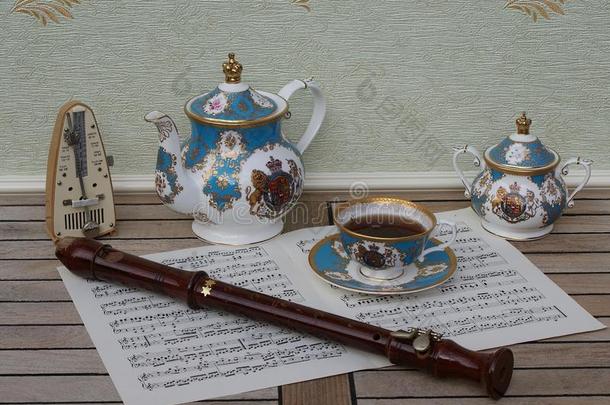 英语茶杯和茶杯托,茶壶和食糖碗,节拍器为