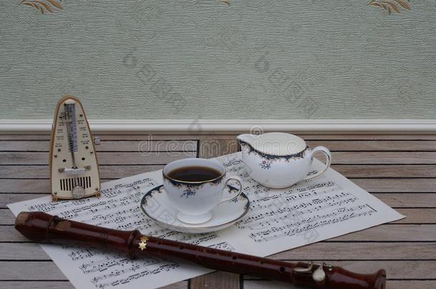英语茶杯和茶杯托和乳霜n.大罐,节拍器为音乐一