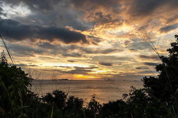 美丽的日落采用指已提到的人布桑加岛.巴拉望岛