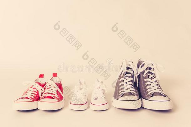 家庭旅游鞋帆布鞋子关于双亲和小孩向白色的后面