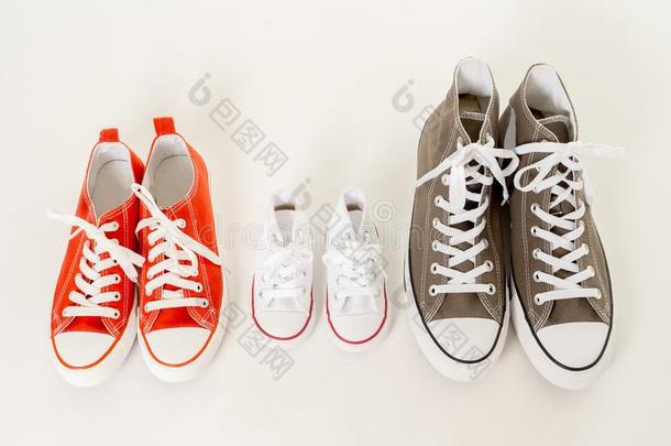 家庭旅游鞋帆布鞋子关于双亲和小孩向白色的后面