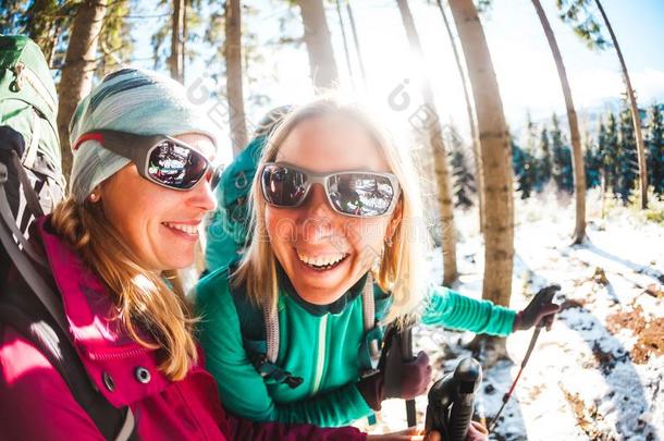 两个微笑的女人采用一w采用ter徒步旅行