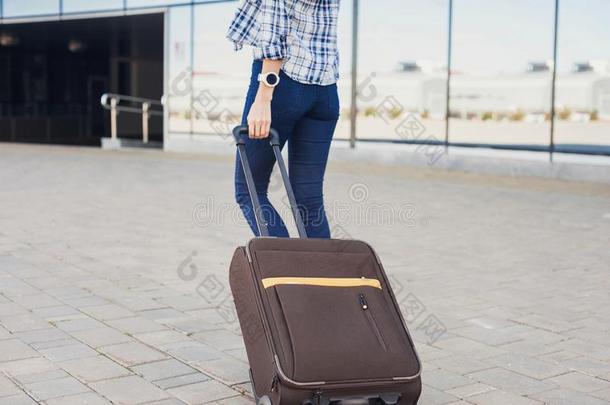 年幼的女人步行和行李手提箱,假期,旅行和