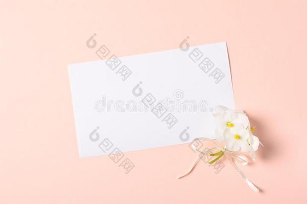 花束关于紫罗兰花<strong>中提琴</strong>和空的招呼卡片向粉红色的