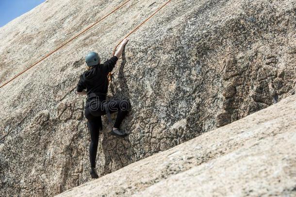 学生岩石登山者采用黑的