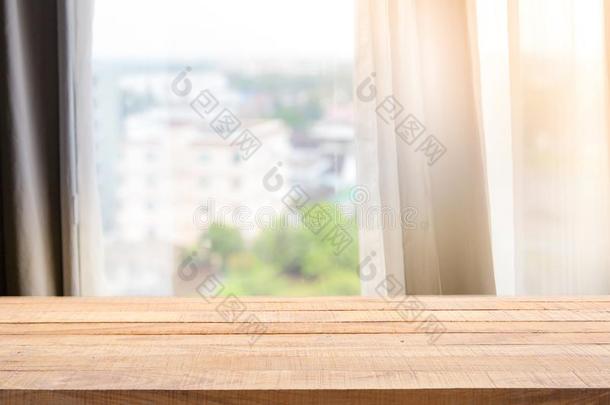 分散注意力窗帘窗和文具盒和阳光