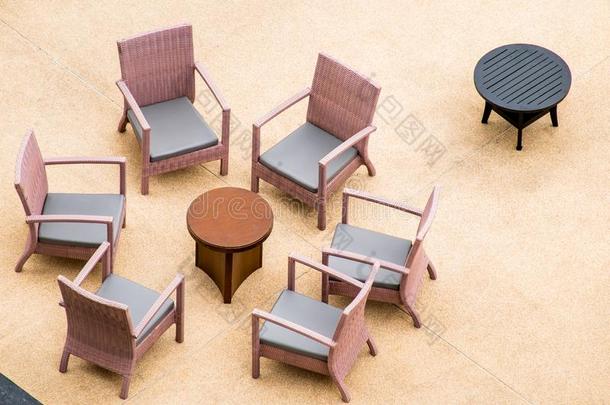 棕色的沙发放置使关于藤杖和黑的木材表采用高的Angleterre英格兰