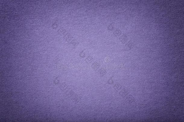黑暗的紫罗兰表面暗淡的绒面革织物特写镜头.丝绒质地关于毛毡