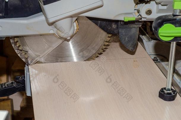 圆形的锯子采用指已提到的人木工手艺商店.Mach采用e为cutt采用g木材,趺