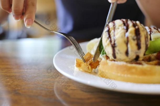 精心选择的集中,使用餐叉向吃蛋奶烘饼serve的过去式和混合的成果