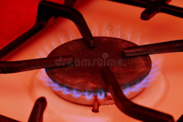 关-在上面厨房炉烹调和蓝色火焰燃烧的.关在上面int.安静
